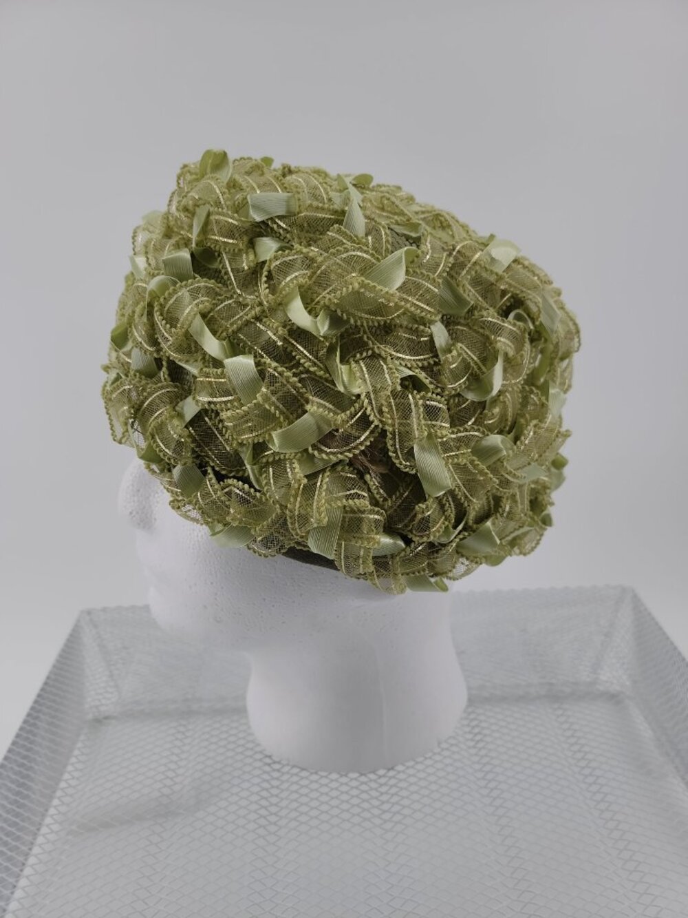 Vintage L.S. Ayres Indianapolis Green Ribbon Cloche Hat 1960s Derby Pillbox Hat - Picture 3 of 10